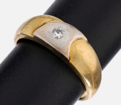 14 kt Gold Brillant-Ring, GG/WG 585/000, Brillant ca. 0.09 ct Weiß/si, RW 62, ca. 5.4 g