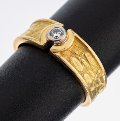 18 kt Gold Brillant-Ring, GG 750/000, in WG gefasster Brillant ca. 0.09 ct Weiß/si, RW 51, ca. 4.2 g, Ringschiene strukturiert