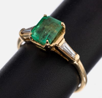 14 kt Gold Smaragd-Diamant-Ring, GG/WG 585/000, Smaragd-Achteck ca. 1.13 ct, nat. Merkmale/Kerben, 2 Diamant-Trapeze zus. ca. 0.20 ct Weiß/si, RW ...