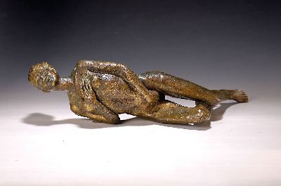 Romuald Wisniewski, geb. 1940 Zielone Gora, liegender weiblicher Akt, Bronzeskulptur, sign., dat. 2009, L. 49 cm, gebrsschäd.