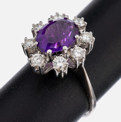 14 kt Gold Amethyst-Brillant-Ring, WG 585/000, mittig ovalfacett. Amethyst ca. 3.40 ct, umgeben von 8 Brillanten zus. ca. 0.80 ct Weiß/vs-si, RW ...