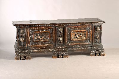 Eichentruhe, im Renaissancestil, 20. Jh., Nussbaum, reich verziert mit geschnitzten Elementen, kassettiert, 1 Schlüssel, Schloss etwas schwergängig ...