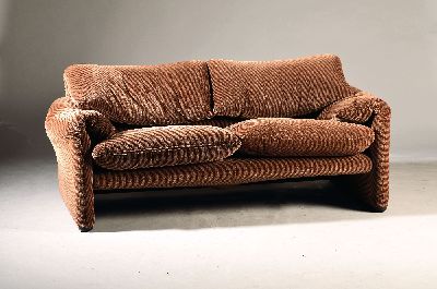 Dreisitzer und Zweisitzer Sofa, Entwurf Vico Magistretti, Serie Maralunga, brauner Cord, zweite Hälfte 20. Jh., ca. 66 x 230 cm, Zweisitzer: ca. 67 ...