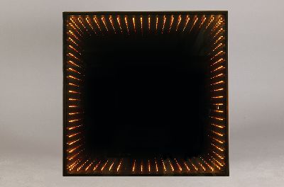 Infinity Mirror/ sog. Unendlichkeits-Spiegel, Entwurf Curtis Jere, 1970er Jahre, chromfarbener Rahmen, mit Doppelspiegel, darin eine Reihe ...