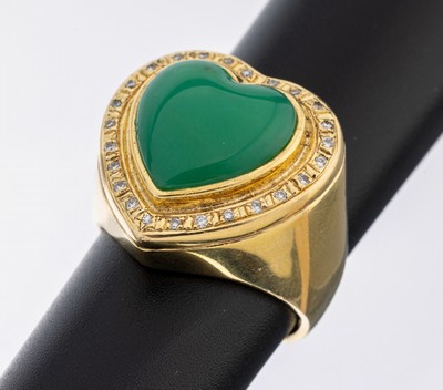 14 kt Gold Chrysopras-Brillant-Ring, GG 585/000, herzf. Ringkopf, mittig herzf. Chrysopras-Cabochon, umgeben von 25 Brillantenzus. ca. 0.125 ct ...