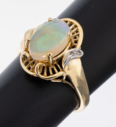 14 kt Gold Opal-Brillant-Ring, GG 585/000, Ringkopf part. durchbrochen gearbeitet, mittigovaler Opal-Cabochon ca. 2.0 ct, l. trockenrissig, 4 ...