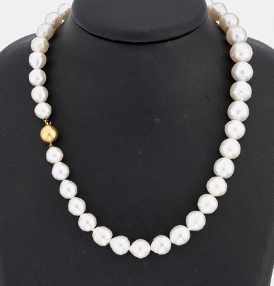 Perl-Collier mit 18 kt Gold Schließe, GG 750/000, im Verlauf 39 Südseezuchtperlen, D. ca. 9.1-12.3 mm, nat. Merkmale, L. ca. 43.5 cm, ...