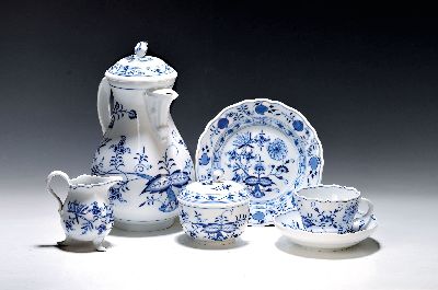 Kaffeeservice, Meissen, 20. Jh., für 6 Personen, Zwiebelmuster, Kaffeekanne, Zuckerdose, Sahnegießer, 6 Tassen mit Untertassen, 6 Dessertteller, 2. ...