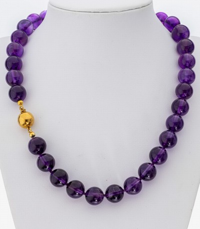 Amethyst-Collier mit 18 kt Gold Schließe, GG 750/000, 33 Amethyst-Kugeln, D. ca. 11.9 mm, einzeln geknotet, L. ca. 44 cm, Kugelschließe