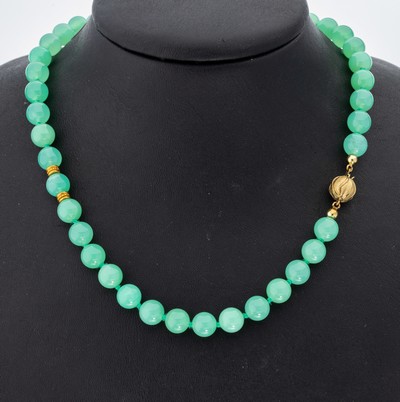 Chrysopras-Collier mit 14 kt Gold Kugelschließe, GG 585/000, Chrysopraskugelnvon schöner gleichmäßiger Farbe, D. ca. 8.2 mm, goldene ...