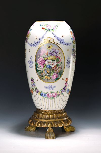 Sehr große Vase, KPM Berlin, um 1910, Porzellan Hausmalerei, in Kartusche feines Stillleben mit Blumen, Vogelnest und Schmetterlingen, signiert ...
