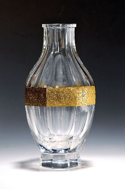 Große Vase, Moser Karlsbad, farbloses facettiertes Kristallglas mit breitem geätztem und vergoldetem Fries mit antiken Figuren, am Boden signiert, ...