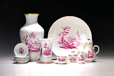 Geschirrlot, Höchst, 20. Jh., kl. Kaffeekanne, zwei Tassen mit Untertassen, 11 Schälchen, Vase und eine große Schale, Zuckerdose, Sahnegießer, ...