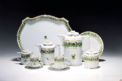 Umfangreiches Service, Höchst, 20. Jh., grüner floraler Dekor, Goldstaffage, Porzellan, Kaffeekanne, Teekanne, Mokkakanne, 2 Sahnegießer mit ...