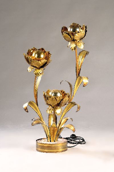 Große Tischlampe, deutsch, 1970er Jahre, Messing, in Form dreier Blüten und Blätter, Elektr. nicht geprüft, H. ca. 96cm