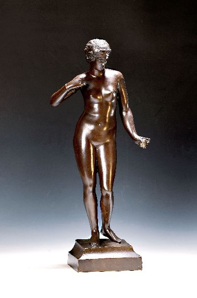 F. Mildberg, Bronzefigur, Anfang 20. Jh., stehende Aphrodite, ein Attribut in einer Hand fehlt, patiniert, H. ca. 53 cm
