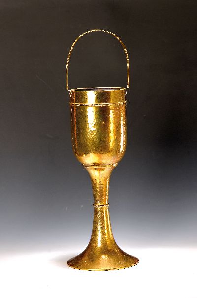 Standkühler für Wein, Sekt oder Champagner, deutsch, WMF, um 1910, Messing, mit Hammerschlagdekor, H. ca. 52cm, mit aufgerichtetem Henkel ca. 70cm, ...