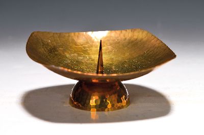 Bauhaus Kerzenleuchter von Friedrich Marby (1905-1984), Messing, Hammerschlagdekor, gemarkt und bez. Handarbeit, H. ca. 6cm, D. cm, 13cm