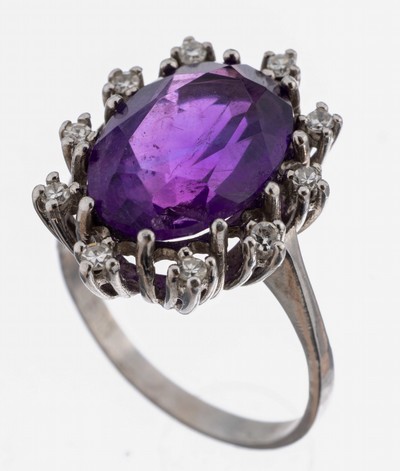 14 kt Gold Amethyst-Diamant-Ring, WG 585/000, ovalfacett. Amethyst ca. 9.0 ct, 10 8/8-Diamanten zus. ca. 0.12 ct Weiß/si-p, RW 57.5, ca. 5.3 g