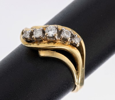14 kt Gold Brillant-Ring, GG/WG 585/000, 5 Brillanten zus. ca. 0.16 ct Weiß/p, RW 55, ca. 4.0 g