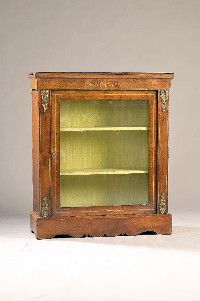 Halbhohe Vitrine, 2. Hälfte 19. Jh., Nussbaumwurzelfurnier, mit Fadenintarsien und Rocailleneinlagen über der verglasten Tür, Messingbeschläge, ...