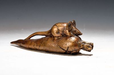 Gernot Rumpf, 1941-2025 Kaiserslautern, Maus auf Rettich, Bronzeguß, signiert und dat. 2003, Gießerstempel, H. ca. 6.5cm, L. ca. 17cm