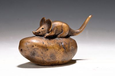 Gernot Rumpf, 1941-2025 Kaiserslautern, Wackel-Kartoffel-Maus, Bronzeguß, monogr., H. ca. 7.5cm, L. c.a 13cm