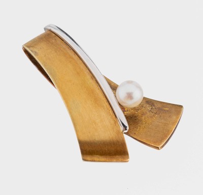 14 kt Gold Perl-Brosche, GG/WG 585/000, cremefarb. Zuchtperle D. ca. 6.2 mm, satiniert, qualitätvolle Verarbeitung, L. ca. 4 cm, ca. 12.9 g
