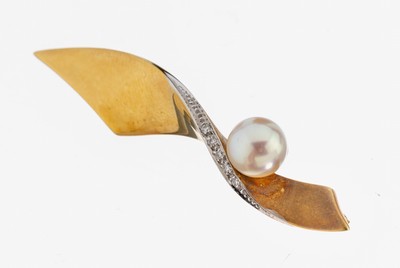 14 kt Gold Perl-Diamant-Brosche, GG 585/000, cremefarb. Zuchtperle D ca. 7.4 mm, schöner Lüster, 5 kl. 8/8-Diamanten in rhod. Fassung, GG poliert ...