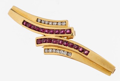 18 kt Gold Rubin-Brillant-Brosche, GG 750/000, 20 rundfacett. Rubine zus. ca. 0.77 ct, 14 Brillanten zus. ca. 0.18 ct (Angaben grav.), L. ca. 4.5 ...