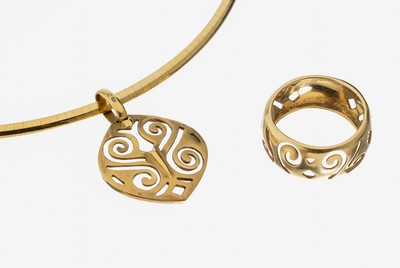 18 kt Gold Schmuckset, GG 750/000, best. aus: 1 Ring, RW 58, und 1 Anhänger an Halsreif, D. ca. 14 cm, ca. 32.8 g