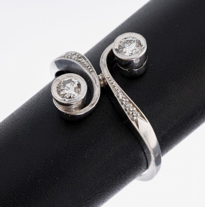 Platin Diamant-Ring, 1930er Jahre, 2 Brillanten und 6 kl. Besatz-Diamanten zus. ca. 0.30 ct Weiß/si, RW 60, ca. 6.6 g