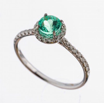 14 kt Gold Smaragd-Brillant-Ring, WG 585/000, rundfacett. Smaragd ca. 0.67 ct, 32 Brillanten zus. ca. 0.38 ct Weiß- l.get.Weiß/si, RW 53, ca. 1.7 g