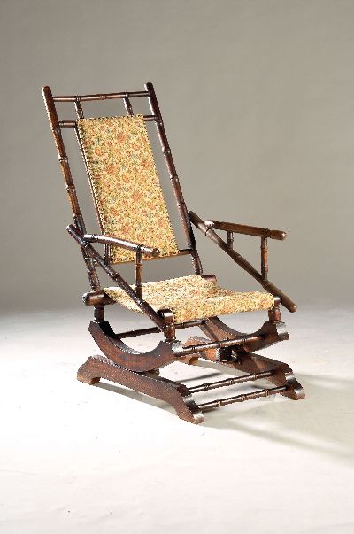 Schaukelstuhl, um 1900, Bugholz gedrechselt in der Form von Bambus, Stahlfedern, Gobelinbezug, ca. 106x57x91 cm, EZ 2-3