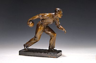 Figur eines Keglers, deutsch, 1930er Jahre, Metallguß, Marmorplinthe, H. ca. 21cm, L. ca. 19cm