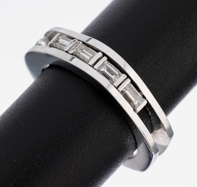 18 kt Gold Diamant-Ring, WG 750/000, 1 Brillant ca. 0.15 ct und 8 Diamant-Baguetteszus. ca. 0.75 ct l. get. Weiß/si, RW 51, ca. 5.3 g