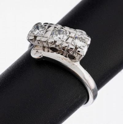 14 kt Gold Brillant-Ring, 1950er Jahre, WG 585/000, 3 Brillanten zus. ca. 0.50 ct Weiß- l.get.Weiß/si, RW 55, ca. 4.6 g