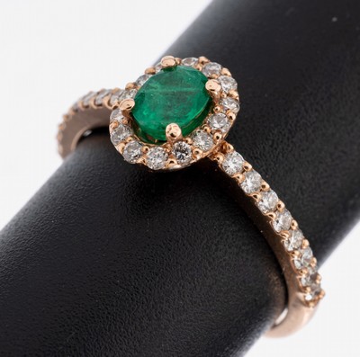14 kt Gold Smaragd-Brillant-Ring, RoseG 585/000, 1 ovalfacett. Smaragd ca. 0.41 ct, 30Brillanten zus. ca. 0.40 ct Weiß/si, RW 53, ca. 2.4 g