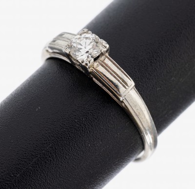 18 kt Gold Brillant-Ring, WG 750/000, Brillant ca. 0.20 ct Weiß/p, RW 52, ca. 2.2 g