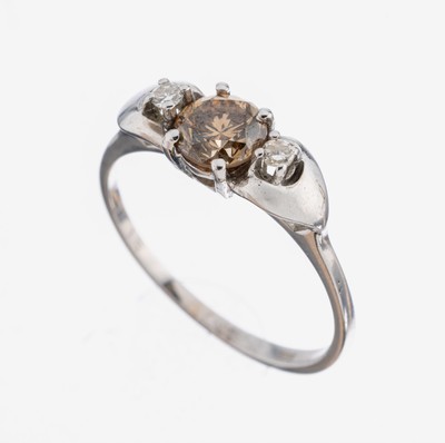 14 kt Gold Diamant-Ring, WG 585/000, 1 Brillant ca. 0.50 ct Braun/si, 2 8/8-Diamantenzus. ca. 0.04 ct Weiß/si, RW 49, ca. 1.6 g
