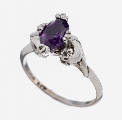 18 kt Gold Amethyst-Diamant-Ring, WG 750/000, ovalfacett. Amethyst ca. 0.40 ct, 2 8/8-Diamanten zus. ca. 0.02 ct Weiß/vs, RW 51,ca. 2.8 g