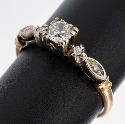 14 kt Gold Diamant-Ring, GG/WG 585/000, 1 Altschliff-Diamant und 4 8/8-Diamanten zus. ca. 0.32 ct Weiß-l.get.Weiß/si-p, RW 53, ca. 2.2 g
