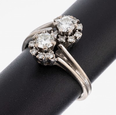 18 kt Gold Diamant-Ring, WG 750/000, 2 Brillanten zus. ca. 0.80 ct Weiß/vs, 14 8/8- Diamanten zus. ca. 0.28 ct Weiß/si, RW 61, ca.6.1 g