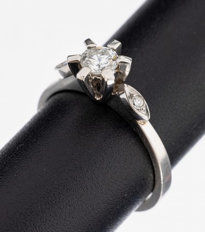 Platin Diamant-Ring, Pt. 950/000, 1 Brillant ca. 0.25 ct Weiß/si, 2 8/8-Diamanten zus. ca. 0.012 ct Weiß/si, RW 49, ca. 3.3 g