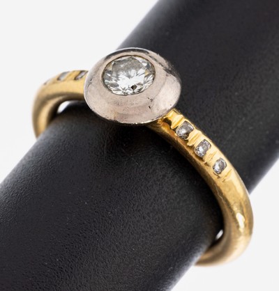 18 kt Gold Brillant-Ring, GG/WG 750/000 gepr., 1 Brillant ca. 0.25 ct feines Weiß- Weiß/vs, 6 Brillanten in der Ringschiene zus. ca. 0.06 ct, RW ...