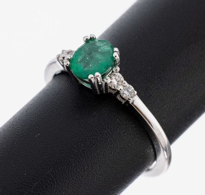 14 kt Gold Smaragd-Brillant-Ring, WG 585/000, ovalfacett. Smaragd ca. 0.52 ct, 4 Brillanten zus. ca. 0.18 ct Weiß/si, RW 53, ca. 2.4 g