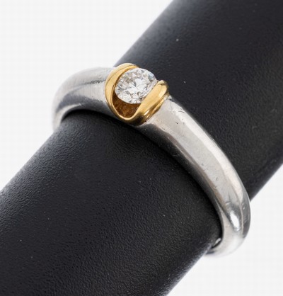 18 kt Gold und Platin Brillant-Ring, GG 750/000 und Pt, Brillant ca. 0.15 ct Weiß/si, RW 49, ca. 4.5 g