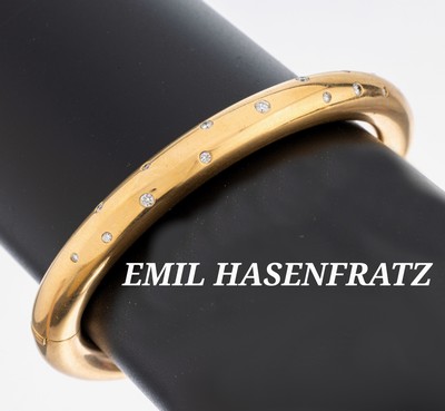 18 kt Gold Brillant-Armreif, GG 750/000, 15 Brillanten zus. ca. 0.22 ct Weiß/si, Klappscharnier, ca. 6.5 x 5.5 cm, ca. 54.6 g, Meistermarke Emil ...