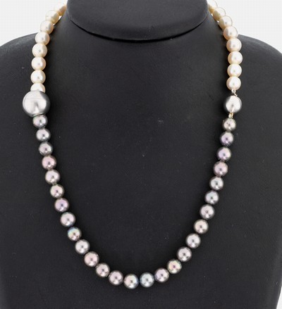Platin Perl-Brillant-Collier, weiße und graue Zuchtperlen, D. ca. 7 mm, Platinkugel mit Brillant ca. 0.25 ct Weiß/si, L. ca. 43 cm, Kugelschließe ...