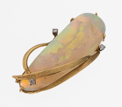 18 kt Gold Opal-Brillant-Brosche, GG 750/000, Opal im Fantasieschliff, Farbspiel inOrange, Grün und Blau, 3 in WG gefasste Brillanten zus. ca. 0.09 ...